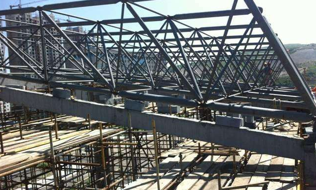 哈密简述网架公司的黑色压型钢板的吊装步履